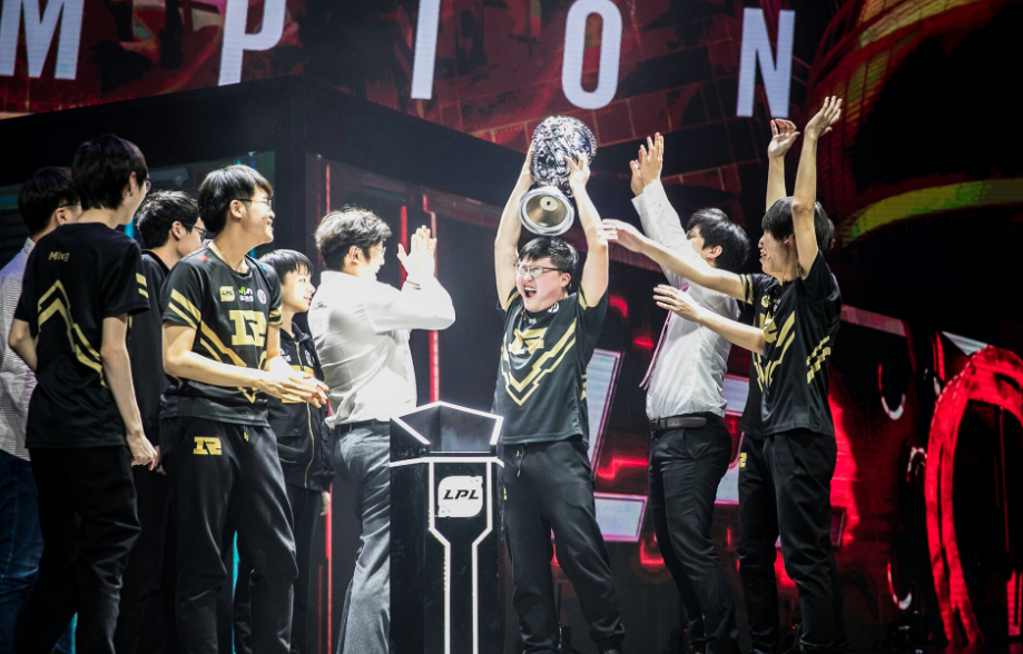  电竞解说天团亮相赛事评论引热议  