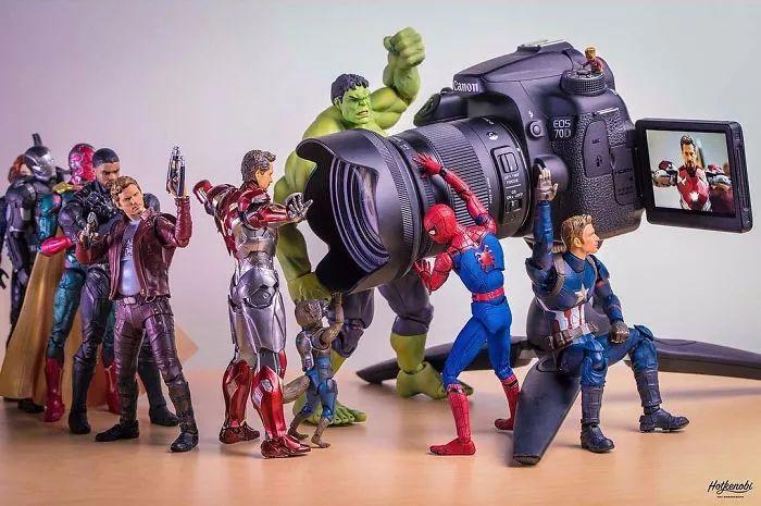  电竞周边产品热销 限量手办收藏价值持续走高