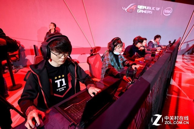  电竞明星选手超神发挥引爆全场欢呼  