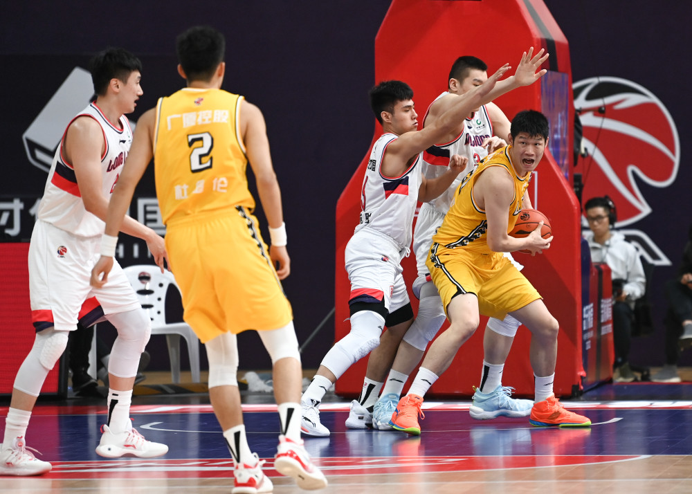  广州龙狮防守反击，爆冷击败浙江广厦队